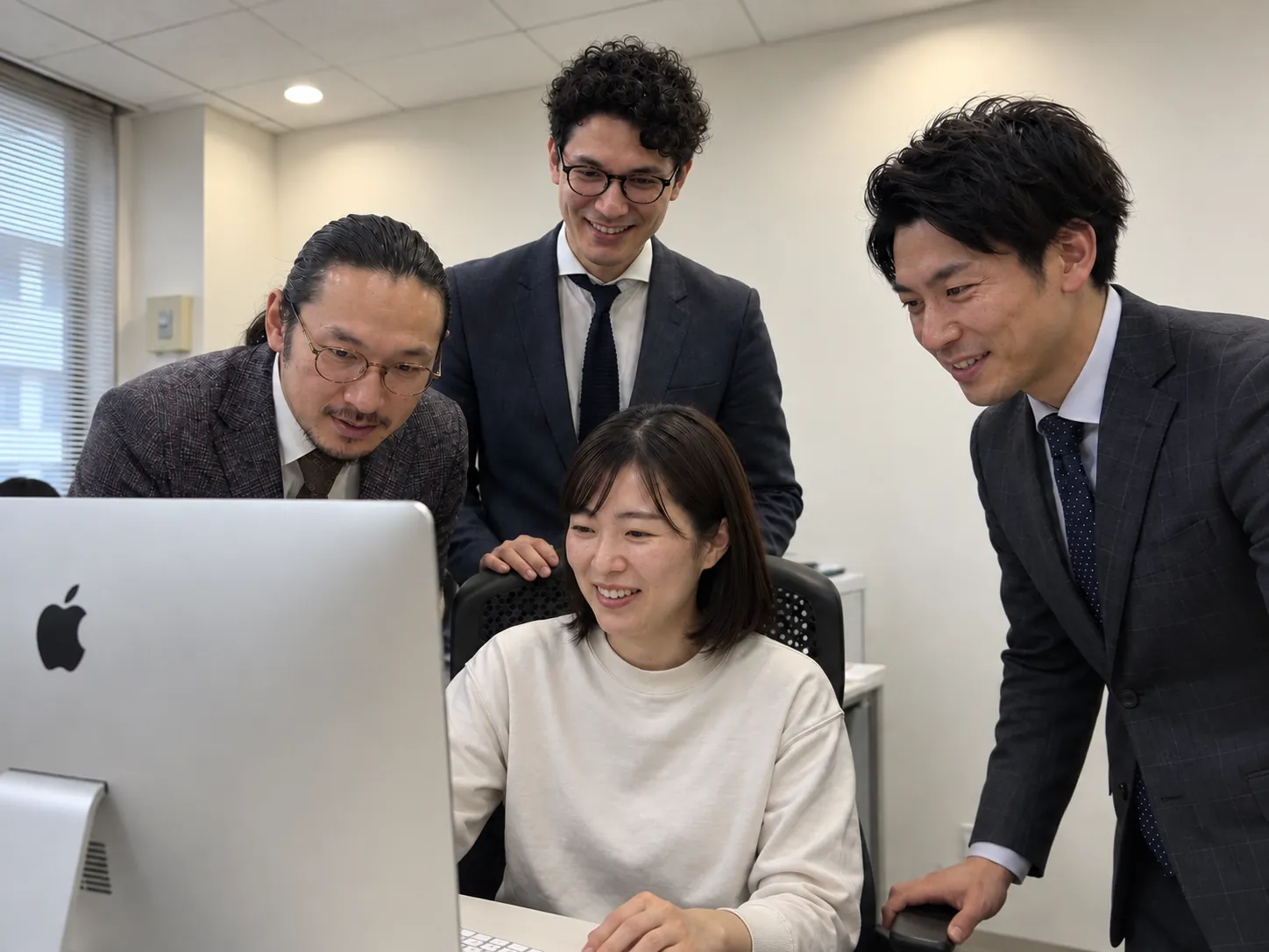 ノートパソコンの画面を見ながらWEB集客施策を確認する4人