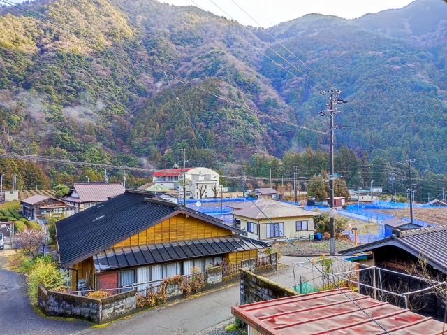 32667829_s 外国語対応ゼロ・口コミゼロだった地方温泉旅館が、月5万円のMEO対策だけで“外国人予約が2.8倍”に増えた理由